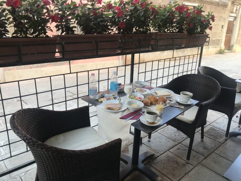 テラスか屋内か選べます