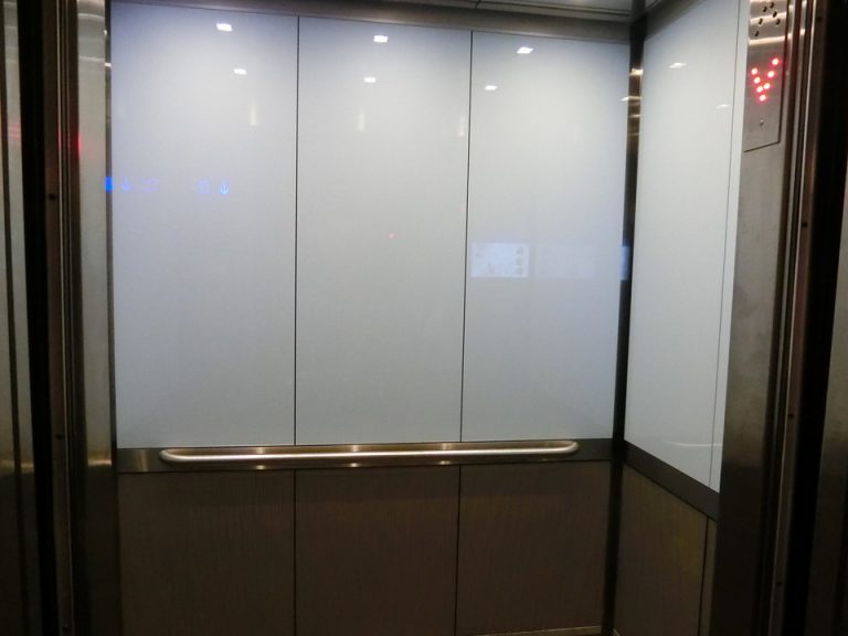 エレベーター内装