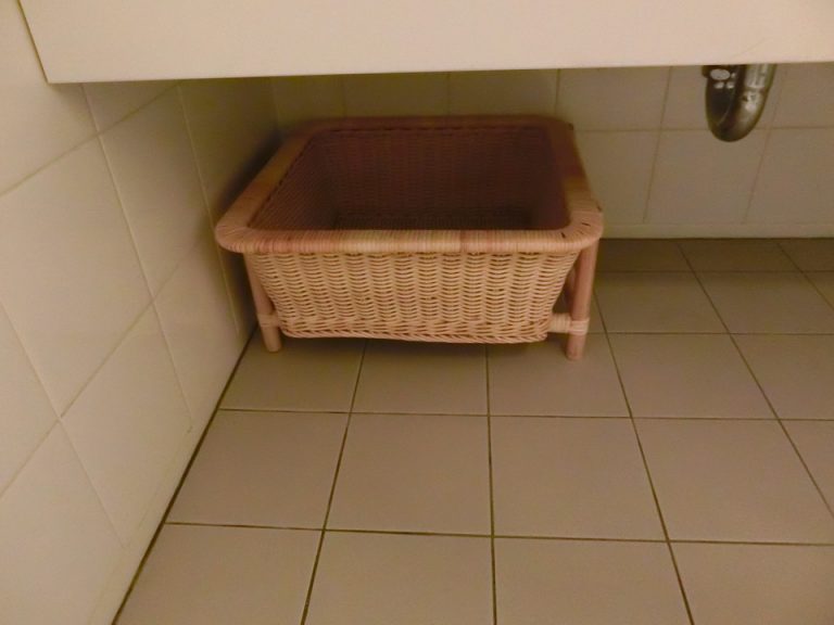 洗面台下の衣類を入れるカゴ