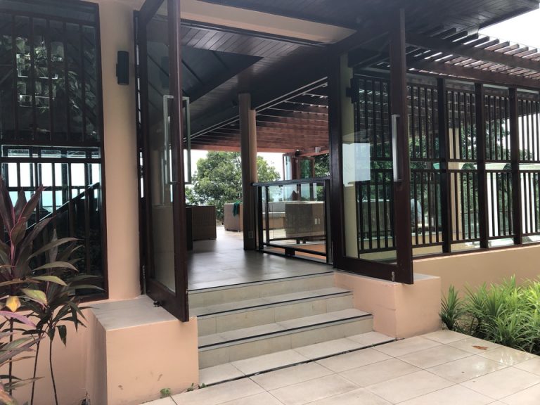 ホテル内プールのBAR