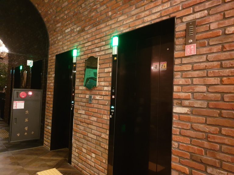 エレベーターホールフロント階(1)