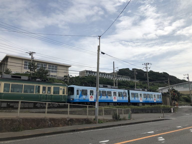 いろいろな車両の江ノ電が通って楽しいです。
