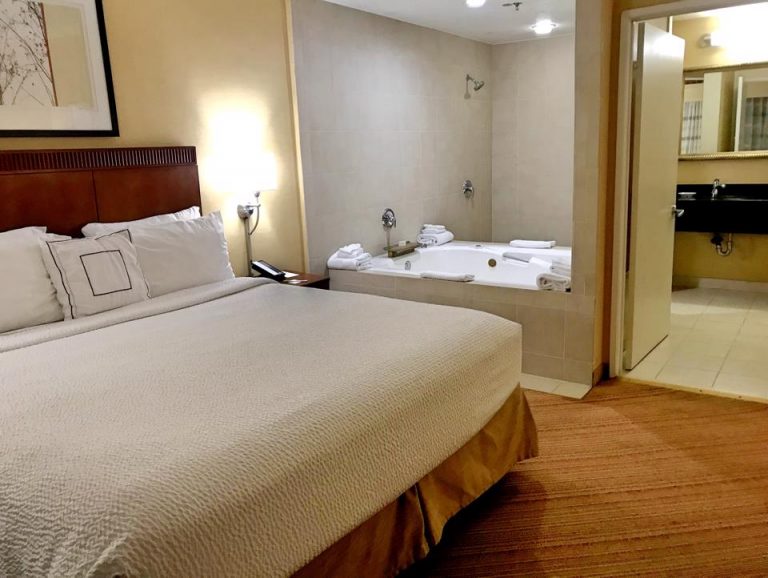 寝室窓側からバスルームにかけて