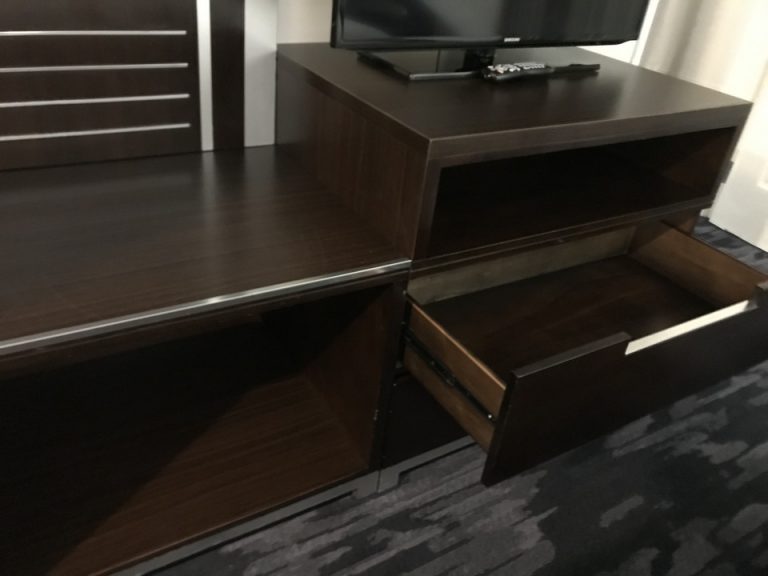 TV下の引き出し