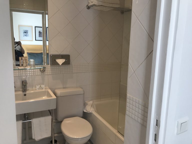 客室 バスルーム全体 (2)