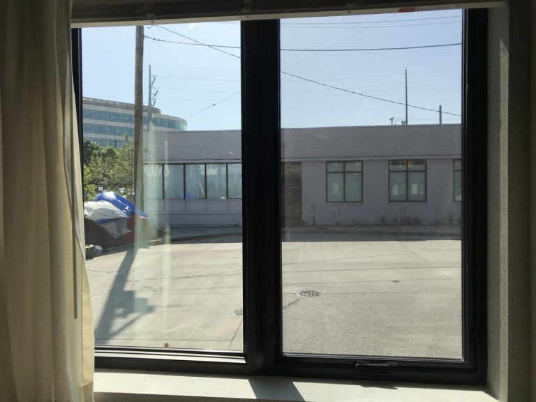 寝室側の窓から見える景色左手にはテント!!