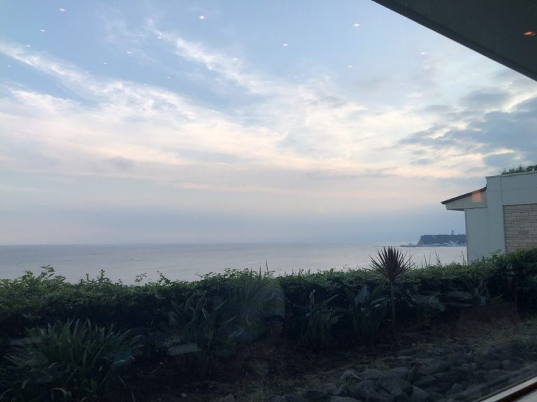 夕食「ル・トリアノン」2F_窓際の席から江の島(1)