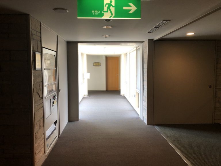 ホテル棟・最上階4階 エレベーターホール 左側に自販機