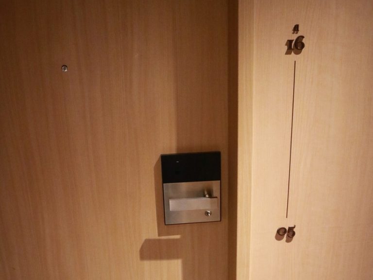 客室外からドア