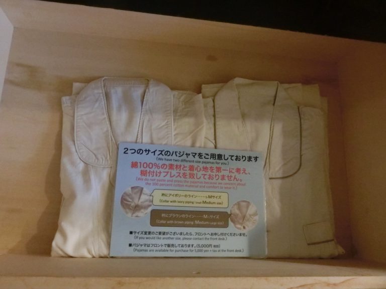 あらかじめ引き出しがあいており、パジャマが入っていました
