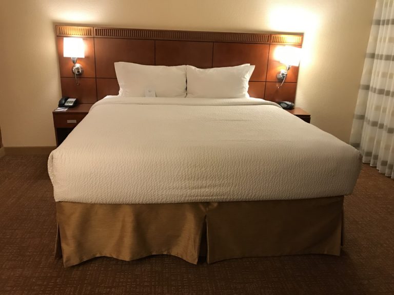 広いスペースの寝室