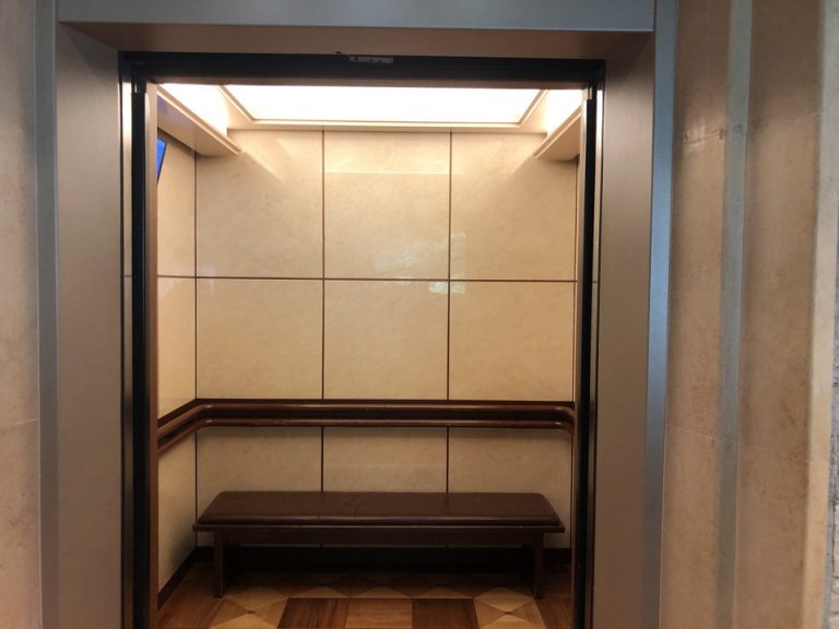 内装「バンケットホール七里ヶ浜」とホテル棟(客室棟)を結ぶ、斜めに動くエレベーター。所要時間1分30秒。椅子大きい。