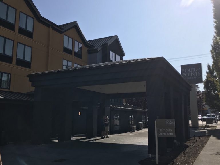 ホテルエントランス反対方向より逆光