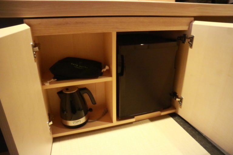 カウンター下収納内部_ドライヤー_ポット_冷蔵庫