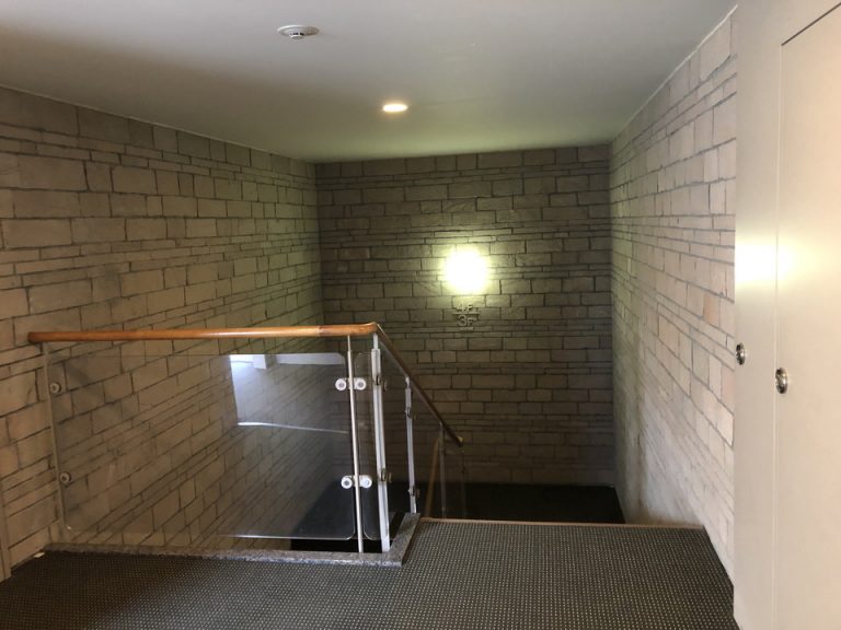 ホテルは4階建てなので、エレベーターすぐ脇の階段は重宝しました。