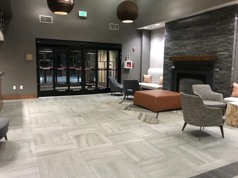 ロビー日中は混み合っていました