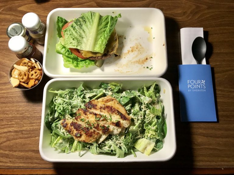 レストランでハンバーガーをアレンジしてもらいレタスバーガーとシーザーチキンサラダ