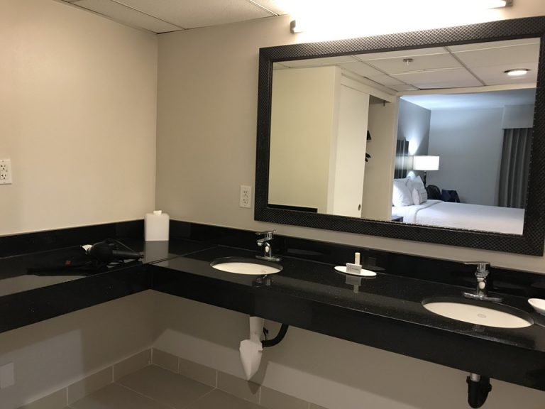 寝室側の洗面カウンター 広々!