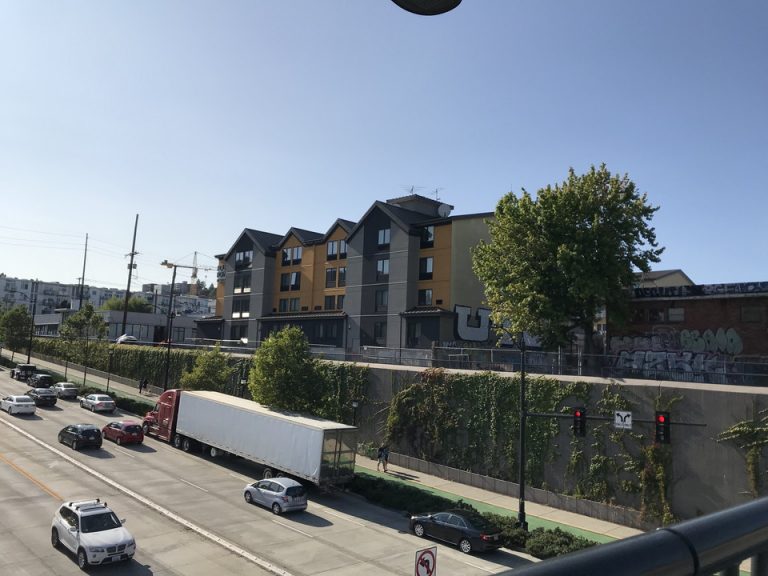 ホテルの隣はメイン道路