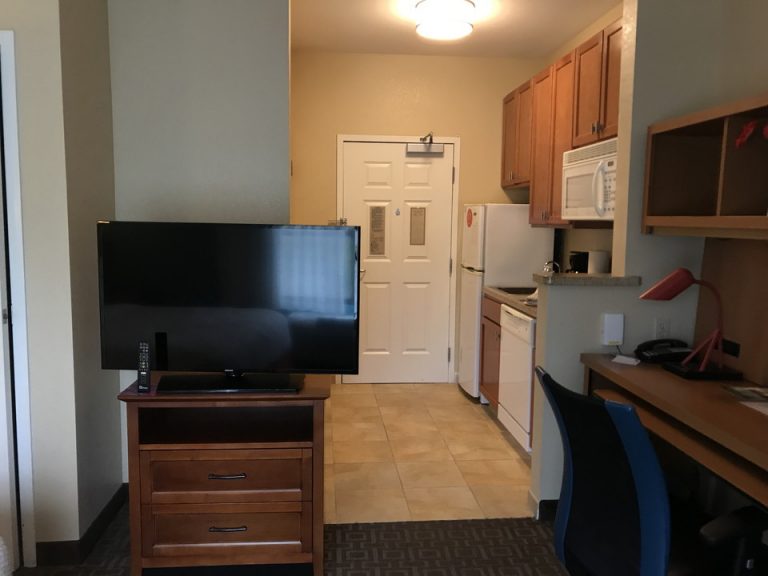 窓側から入り口にかけてテレビが飛び出しています