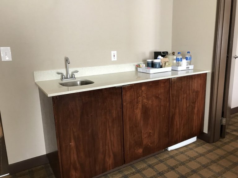 シンクの下足元から冷蔵庫がはみ出しているのがアメリカらしい