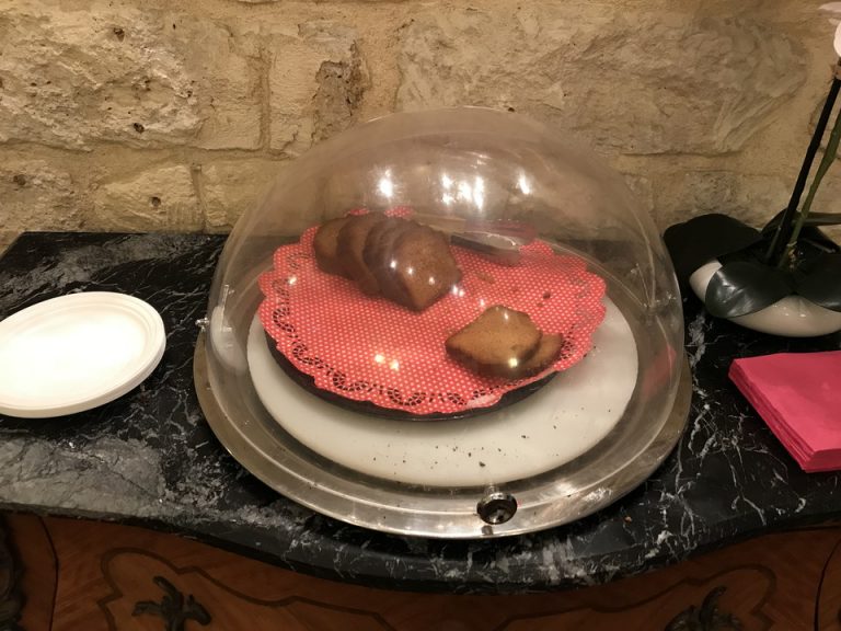 ホテル休憩室 軽食のケーキ