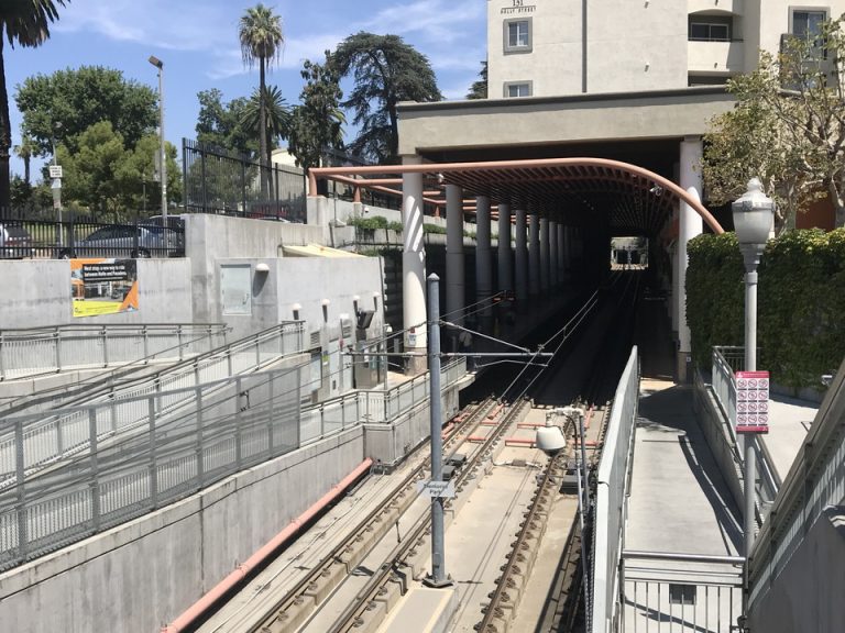 ホテルの真裏に駅がユニオンステーションからもあり便利です。