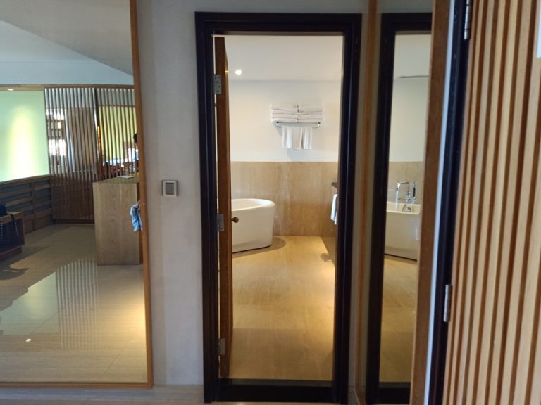 バスルーム(扉、開ける)