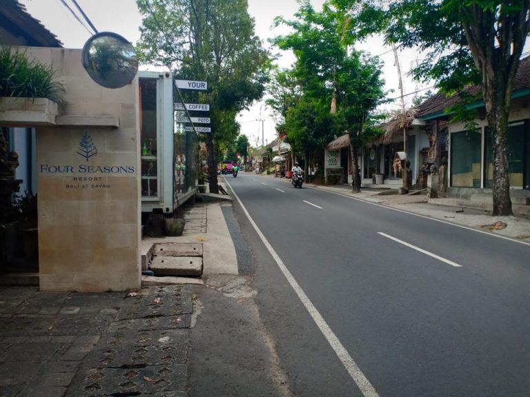 ホテル前の通り1