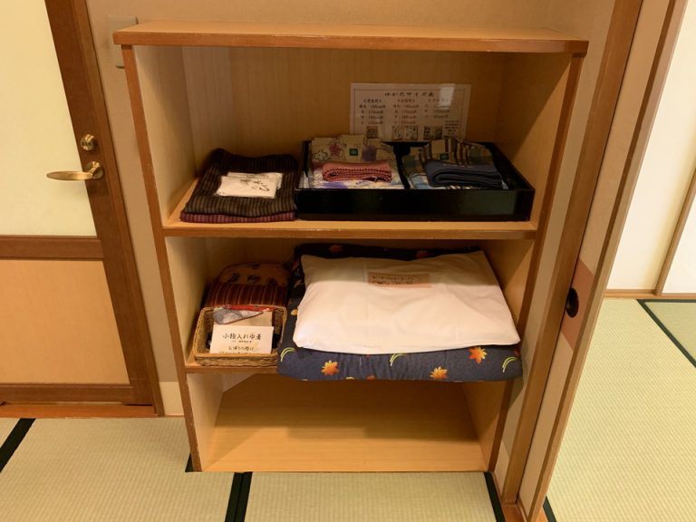 小物棚の中に浴衣、上着、足袋、枕、小物入れ巾着がありました