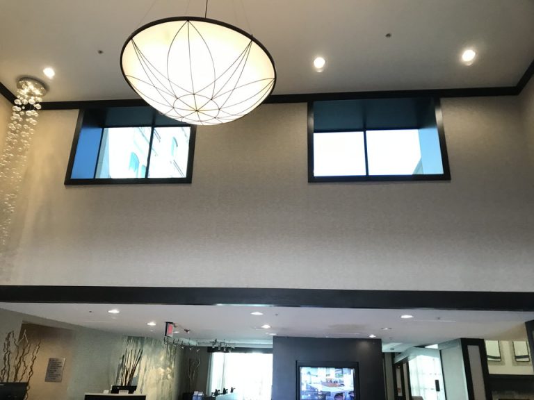 フロントロビー上高さのあるやね