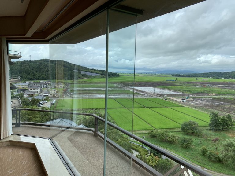 テーブルのある部屋からの眺望です