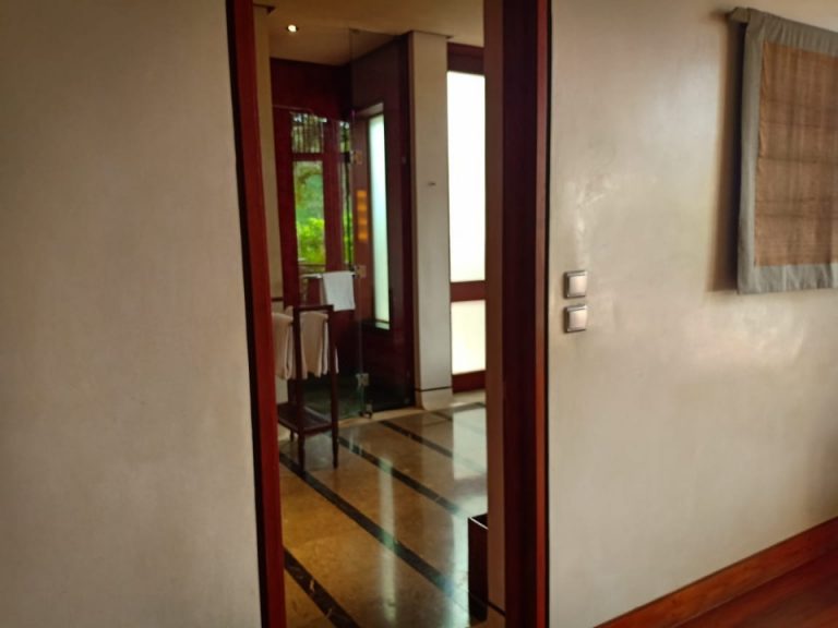 バスルーム(扉、客室から)