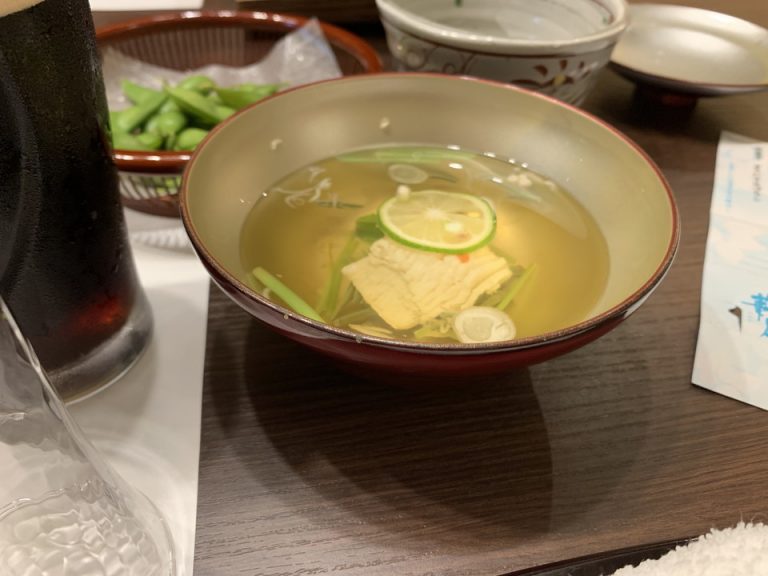 煮物碗の鱧落とし、梅肉、茗荷、順才、三つ葉です