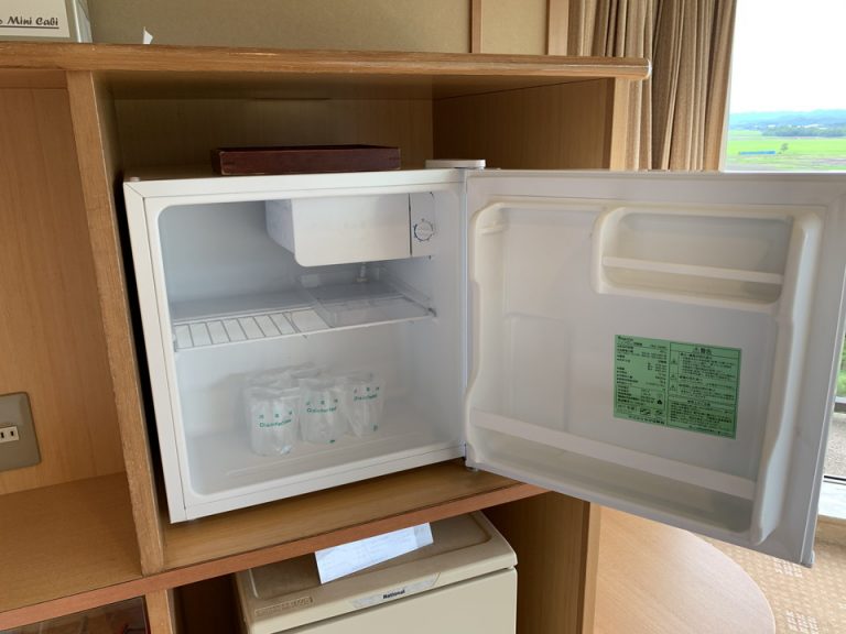 上の冷蔵庫にはコップが冷やされていました