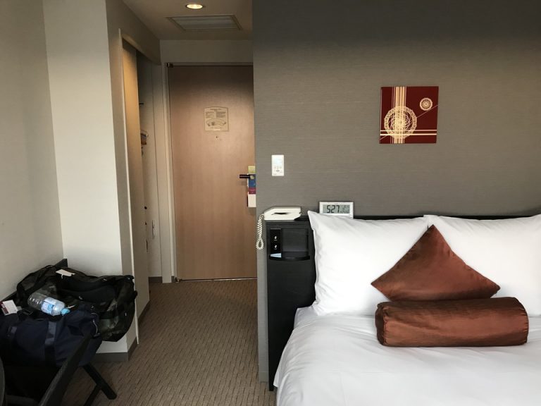 ベッド脇のボタンでライトを操作できる