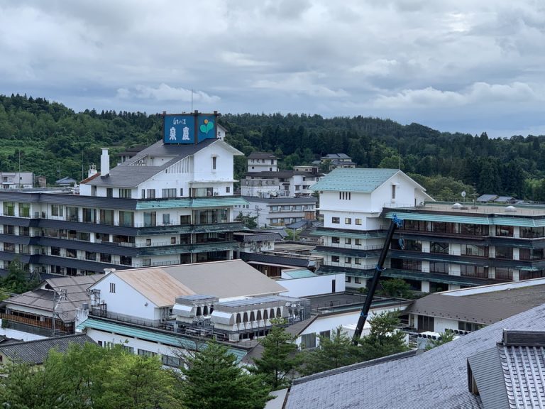 近接するグループホテルの泉慶です