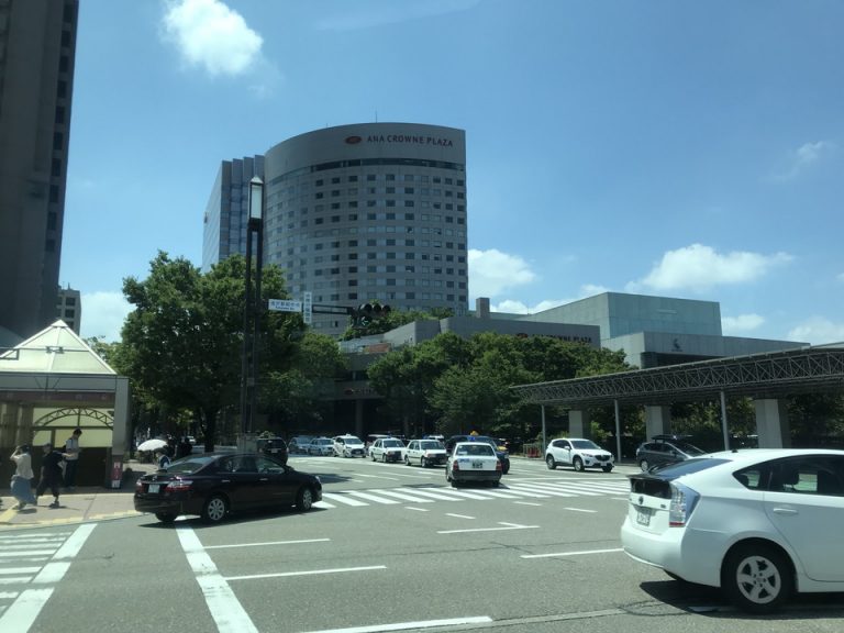 ホテル外観。向かいの通りより。