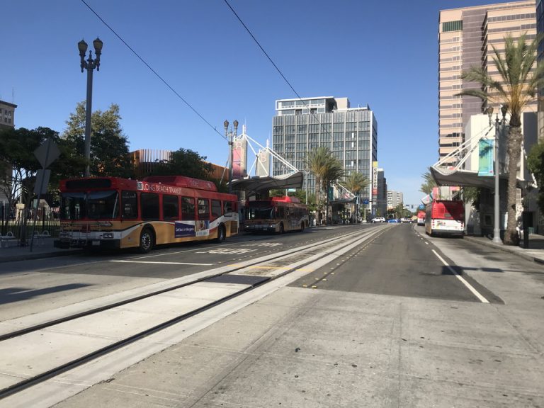 なんとホテルの裏路地がハブになっていてバスや電車などが一気買いとても便利でしたロサンゼルスダウンタウンにも簡単にアクセスできるようです