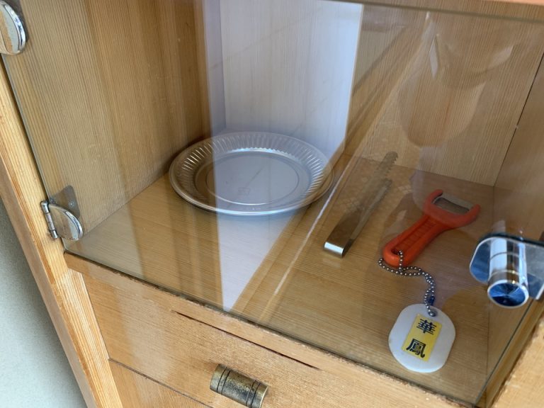 皿や栓抜きも常備されています