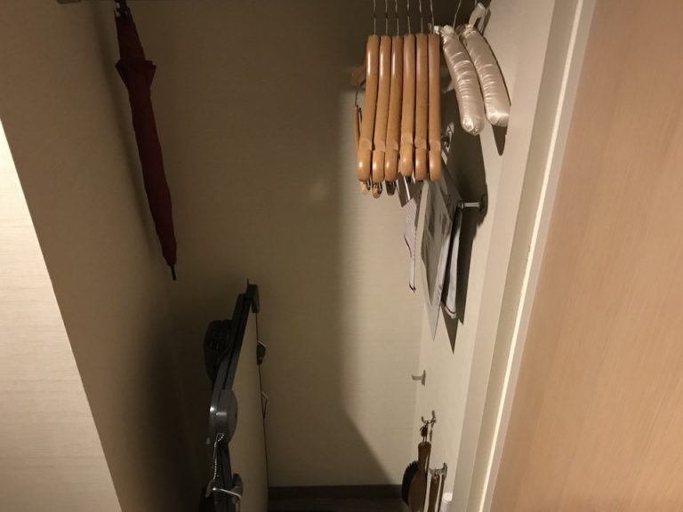 部屋のドアを開くとクローゼットは使えない