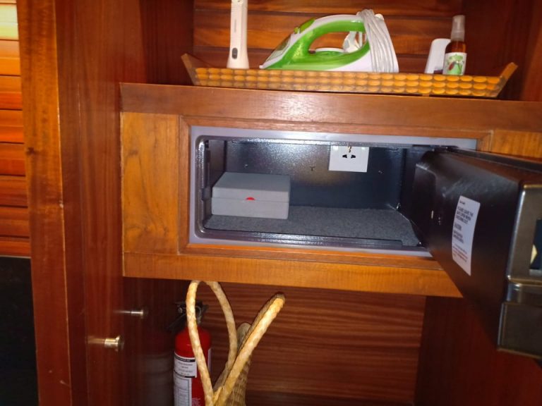 客室(セイフティーボックス、開ける)