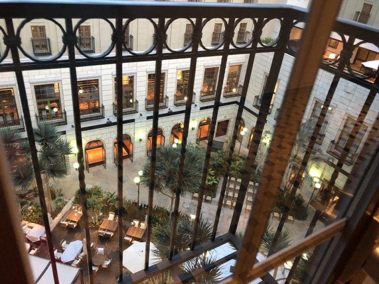 客室階廊下からの眺め(2)