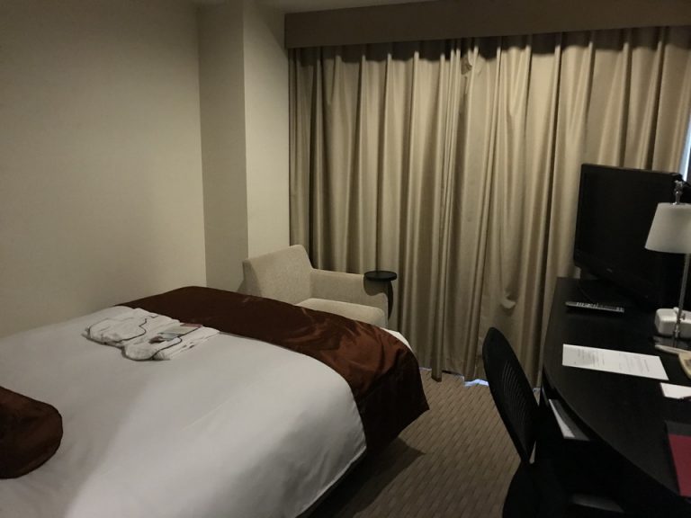 客室。最初はカーテンが閉まっている