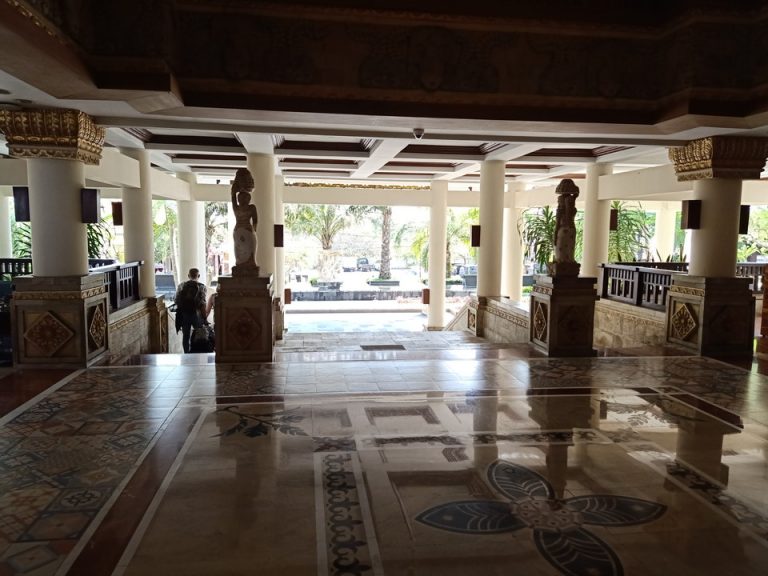 ロビーからカープール方面