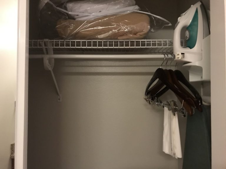 クローゼットには追加のブランケットもありました。