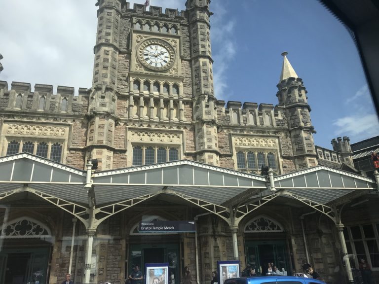 バスからの駅眺め