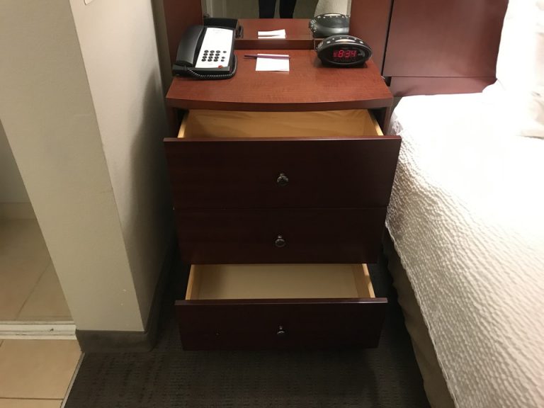 ベッドサイドの引き出しも充分な深さ