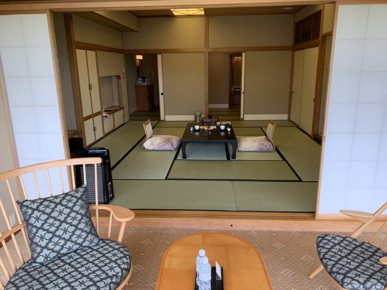 客室窓際から入口方向です