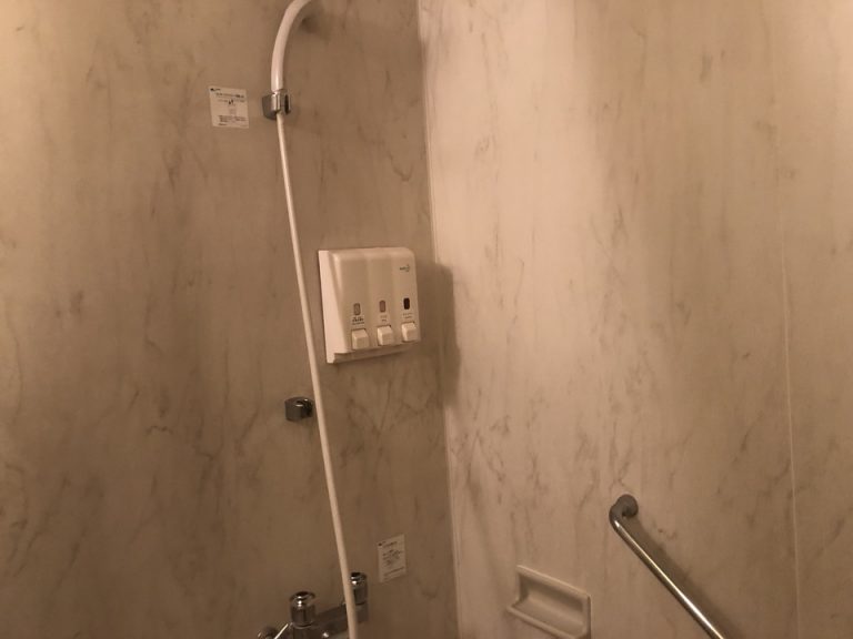 シャワー、シャンプー類(真ん中)